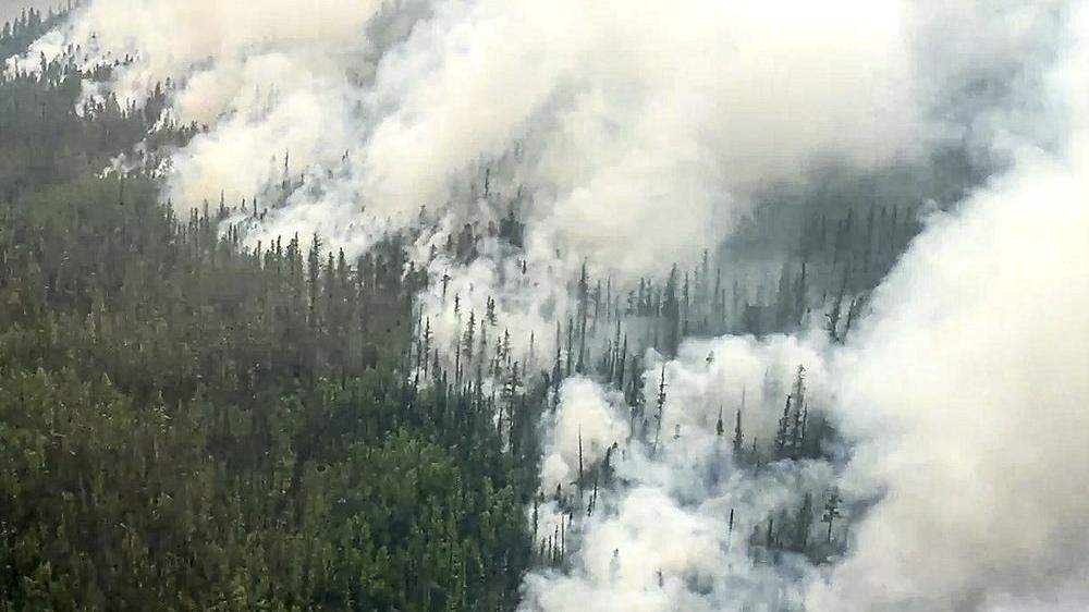 Rund 7.000 Menschen und Dutzende Flugzeuge seien im Einsatz, um die Brände einzudämmen