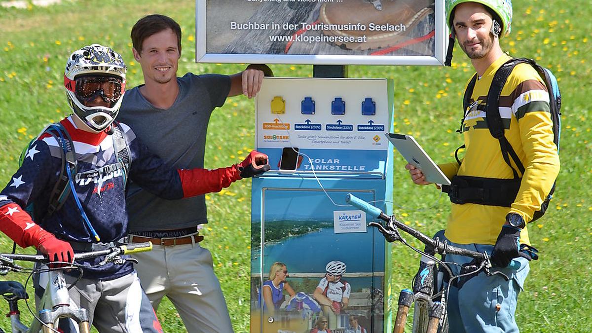 Rebernig (Zweiter von links) bei der Ladestation auf der Petzen