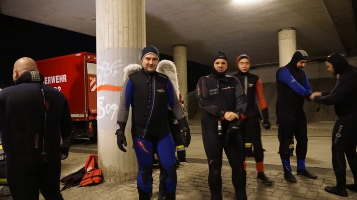 Einmal im Jahr zieht es die Einsatztaucher und -schwimmer der Freiwilligen Feuerwehr Leoben-Stadt zum traditionellen Weihnachtsschwimmen auf die Mur.