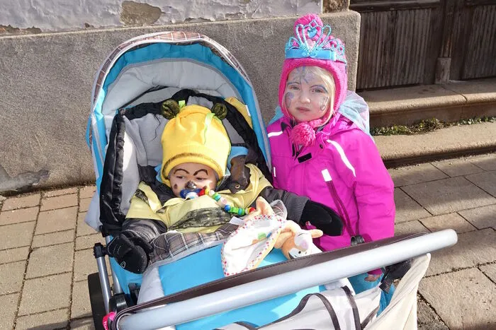 Etwas skeptisch schaut diese kleine Prinzessin, das Bienchen im Kinderwagen ist an Anderem interessiert.