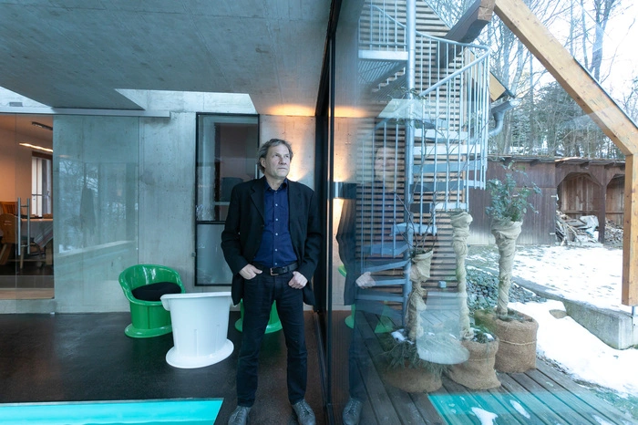 Für den Fußboden wählte Architekt Michael Homann Gussasphalt. Außen führt eine Wendeltreppe auf die große Terrasse im oberen Stock.