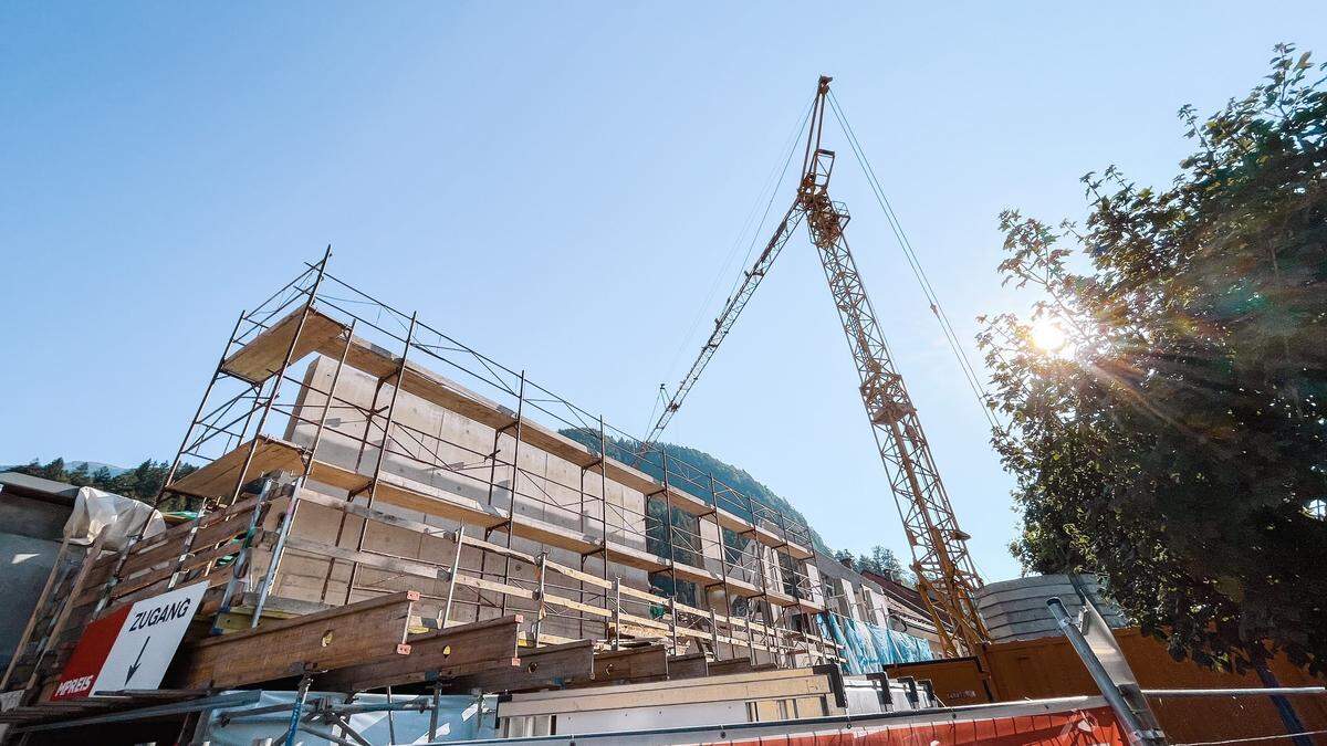 Die Zimmerer sind bereits beim Arbeiten. Ob der Auftrag korrekt vergeben wurde, damit befasst sich nun das Gericht