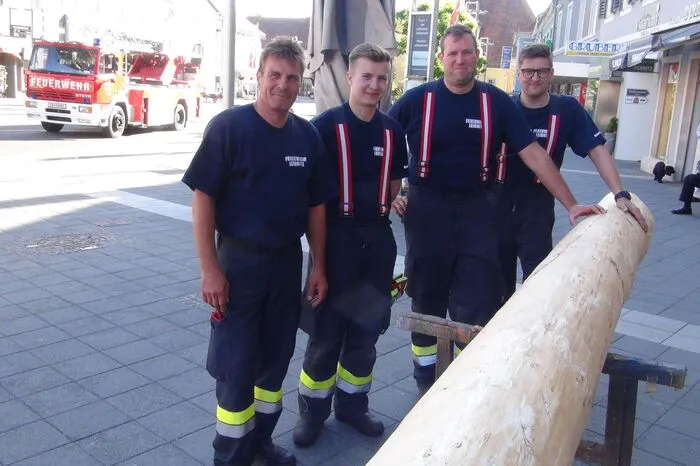 Da ist Erfahrung gefragt: HBI Gottfried Roiko, Christian Arzberger, Klaus Roiko und Markus Mautner von der Stadtfeuerwehr Leibnitz stellten den Maibaum auf