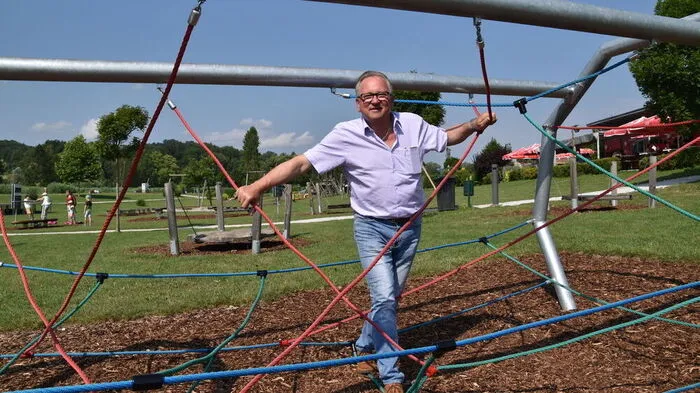 Bürgermeister Karl Wratschko testet eine der neuen Stationen im Motorikpark Gamlitz