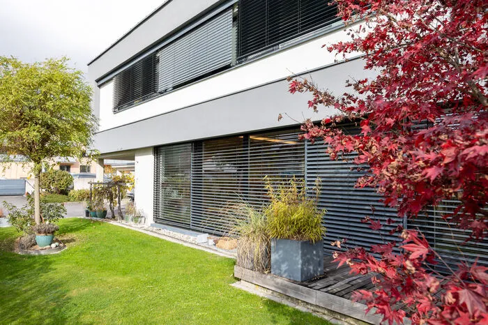 Auch wenn es gewünscht war, gänzlich ohne Säulen kam der Bau natürlich nicht aus. Um aber den Eindruck einer durchgehenden Fläche entstehen zu lassen, wurden diese mit Glas verblendet. „Damit es wie aus einem Guss aussieht“, erklärt der zweifache Vater.