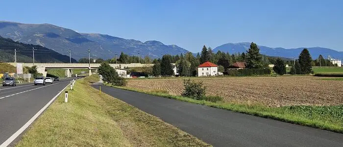 Südlich der B 100 (im Bild rechts) wurde bisher landwirtschaftlich genutzte Fläche in Gewerbegebiet umgewidmet