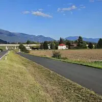 Südlich der B 100 (im Bild rechts) wurde bisher landwirtschaftlich genutzte Fläche in Gewerbegebiet umgewidmet