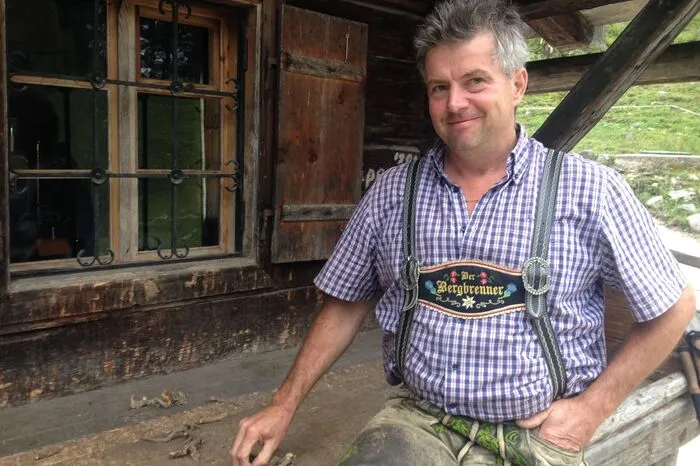 Hubert „Hubsi“ S. Ilsanker brennt Enzianschnaps in der Brennhütte am Priesberg