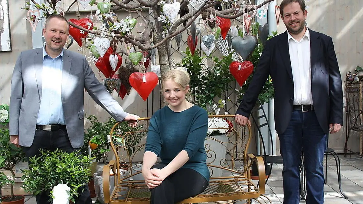 Die Veranstalter und Intendanten Christian (links) und Michael Sattler mit Iva Schell