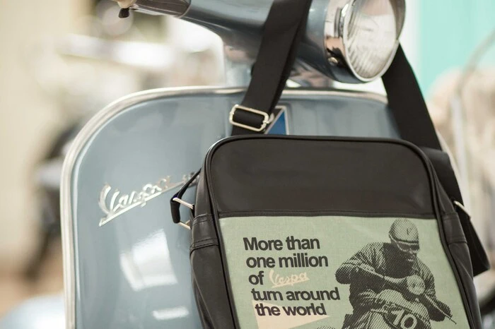 ...und fand seinen Weg auch auf eine Umhänge-Tasche, einem offiziellen Vespa-Merchandise-Artikel.