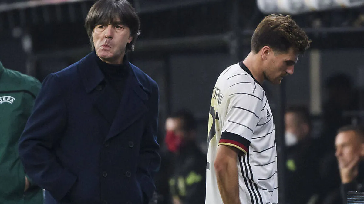 Bundestrainer Joachim Löw mit Jonas Hofmann