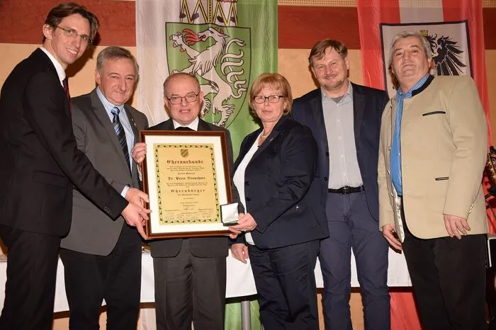Höhepunkt waren die abschließenden Ehrungen verdienter Bürger. Pfarrer Peter Brauchart (3.v.l.) wurde zum Ehrenbürger der Gemeinde ernannt.