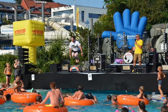 Die Hitze machte auch den Musikern zu schaffen: Nach ihrem Konzert sprangen "Alle Achtung"-Mitglieder von der Bühne ins Wasser.