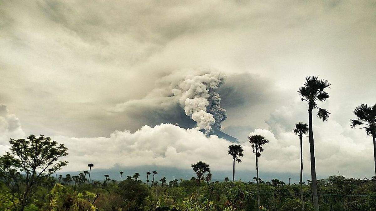 Birgit Balila lebt etwa 15 Kilometer vom Vulkan entfernt - mit bester Aussicht auf die Rauschwaden