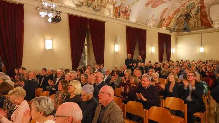 Am Samstag, dem 20. Dezember, verwandelte sich der Freskensaal im Schloss Pöllau in einen musikalischen Klangraum voller Gefühl, Humor und Virtuosität.