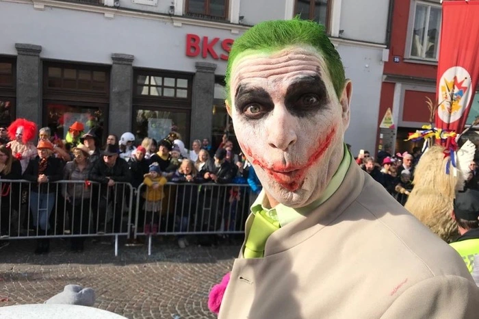 Klicken Sie sich durch weitere Fotos des närrischen Treibens.