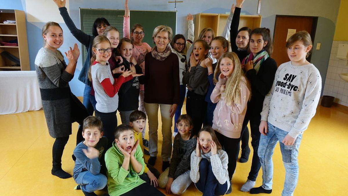 Rosemarie Mayr umringt von ihren Theater-Kolleginnen und den Schülern des Workshops