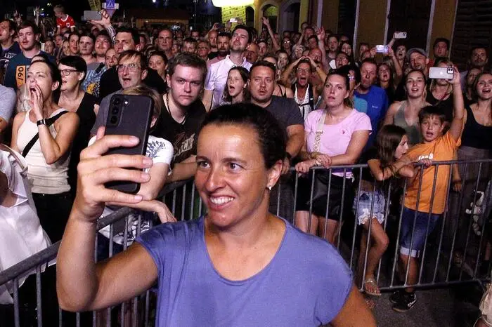 Vor Beginn der Show besuchte Bürgermeister Franz Jost gemeinsam mit Eventmanager Markus Jahn die Stars des Abends und ließ sich Autogramme geben.