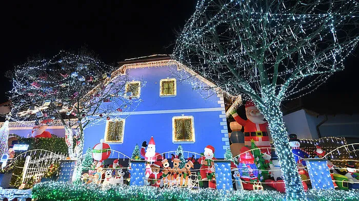Dieses bunt geschmückte Haus sorgt in der Nähe von Feuersbrunn am Wagram in Niederösterreich für Aufsehen.