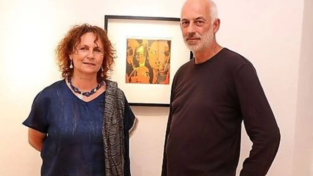 Nežika Novak und Robert Trsek vor einer Erbler-Grafik 