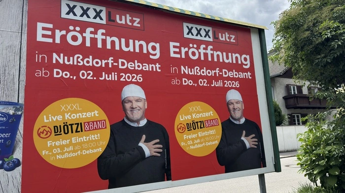 Eine Plakatwand in Lienz mit der Ankündigung der XXXLutz-Eröffnung samt Konzert von DJ Ötzi