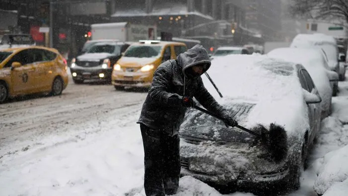 In einigen Orten in Neuengland fielen am Donnerstag bis zu 40 Zentimeter Schnee. Es kam zu Verkehrsunfällen und Stromausfällen. An den Küsten kämpften die Menschen mit Überschwemmungen. Für zahlreiche Gebiete galten Schneesturm-Warnungen. Im Bild: Ein Mann versucht in New York sein Auto vom Schnee zu befreien