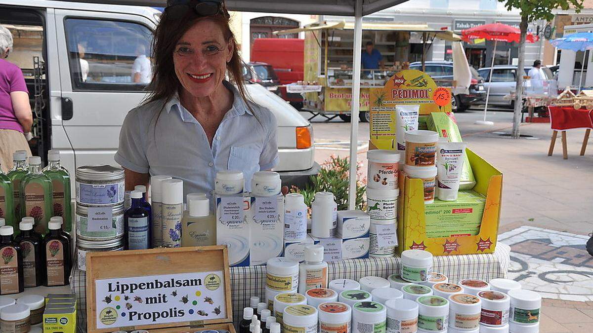 Bernadette Hudritsch bietet am Feldkirchner Wochenmarkt ihre Naturkosmetikprodukte an