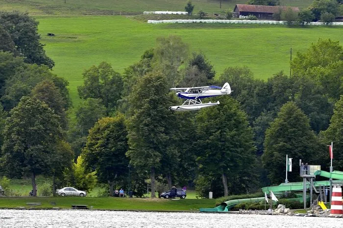 Viele Besucher bestaunten "Glassy water Landungen", die Landungen bei ruhiger See
