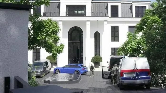 Polizeiauto vor René Benkos Luxusvilla in Innsbruck-Igls.
