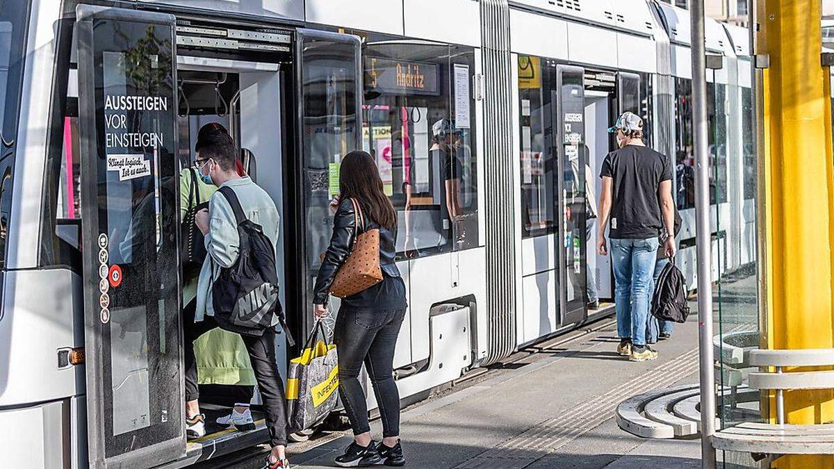 Die meisten - der immer noch wenigen - Fahrgäste halten sich an die Maskenpflicht