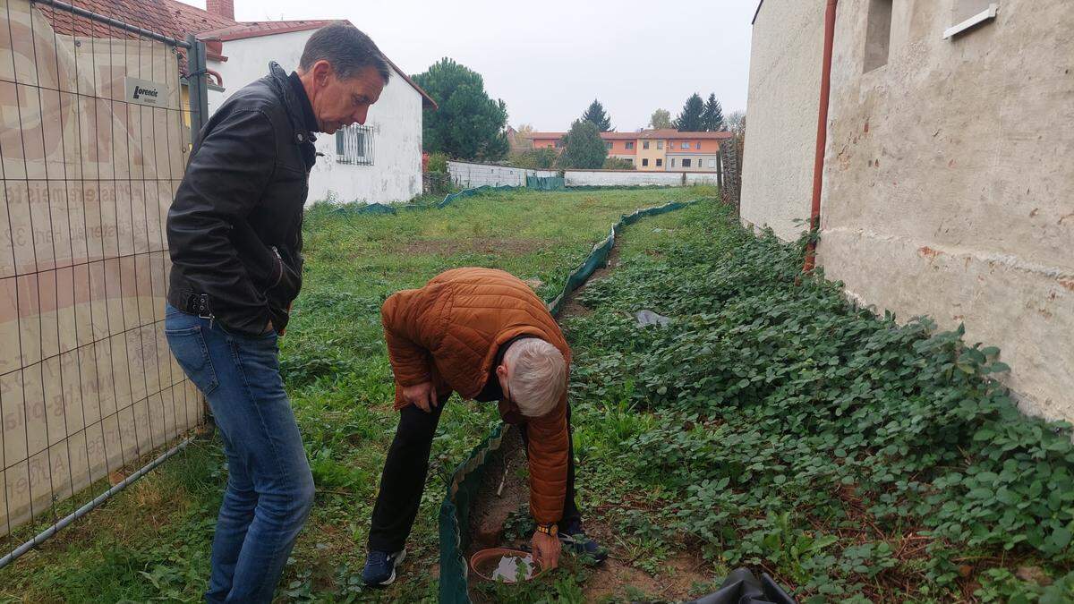 Harald Peindl und Horst Bauer auf dem besagten Gelände