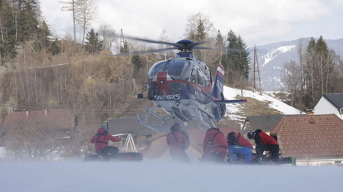 Der Polizeihubschrauber unterstützte die Bergretter aus der Luft