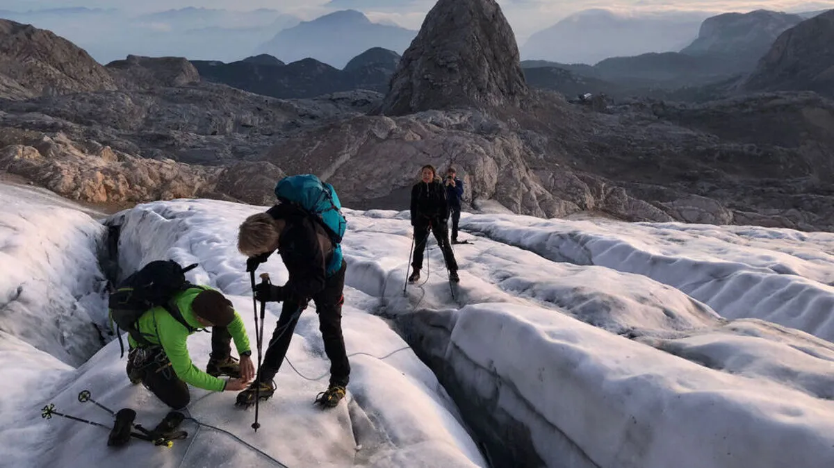 Vorbereitungsarbeiten am Dachsteingletscher.