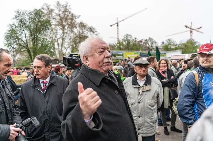 ... aber auch sein Vorgänger, Michael Häupl "spritzte" das Steirer-Fest heuer nicht. Auf die Frage, ob er auf die Bühne kommen wolle, sagte er nur "ich bleibe jetzt lieber hier, beim Volk!".