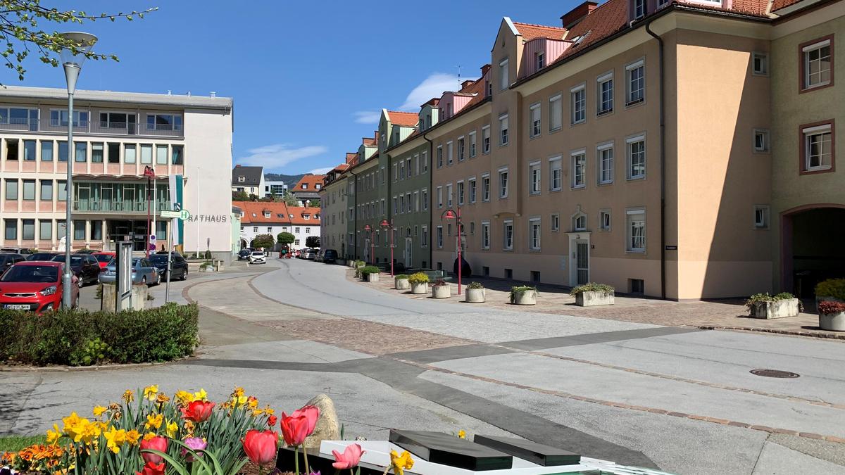 Das Rathaus (links) wurde in den 60er-Jahren errichtet