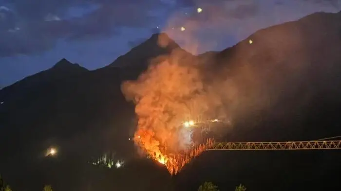Seit Freitag kämpfen die Feuerwehren gegen einen Waldbrand in Virgen