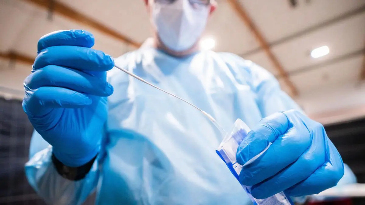 ABD0169_20201212 - ST. PÖLTEN - ÖSTERREICH: In Niederösterreich haben am Samstag, 12. Dezember 2020, die zweitägigen Corona-Massentests begonnen. Im Bild: Abnahme eines Covid-19-Antigentest bei einer Test-Station im VAZ in St. Pölten. - FOTO: APA/GEORG HOCHMUTH