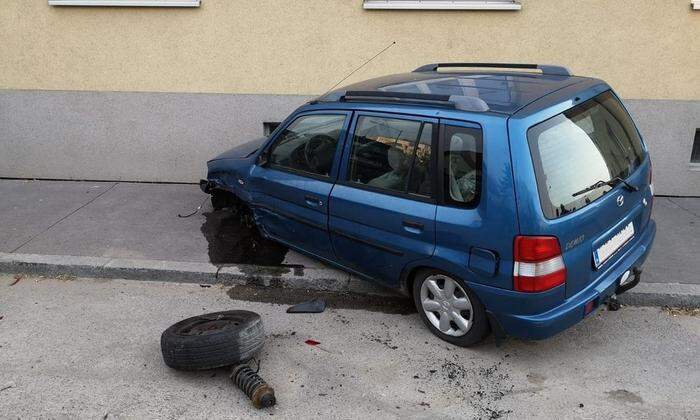 Fünf geparkte Autos beschädigte ein Alkolenker in Wiehn