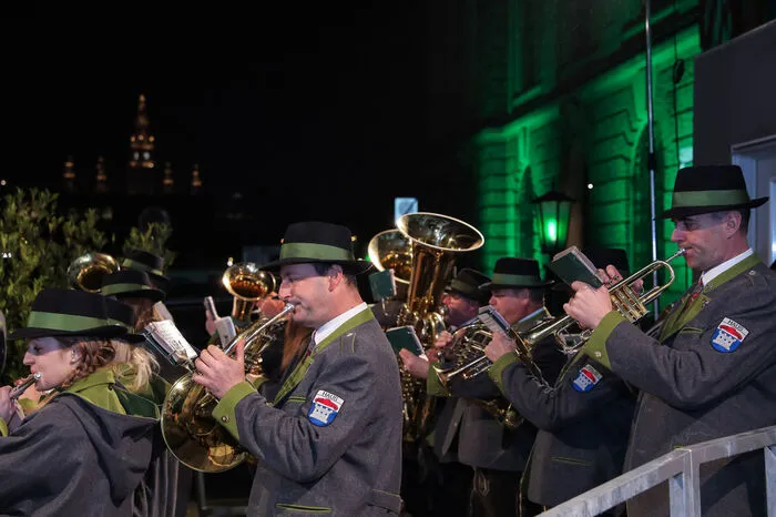 Die Marktmusikkapelle begrüßte die Ballbesucher vor der Hofburg mit flotten Ennstaler Klängen. 