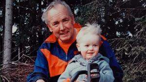 Neue Rolle: Enkel Simon assistiert dem Opa bei der Waldarbeit