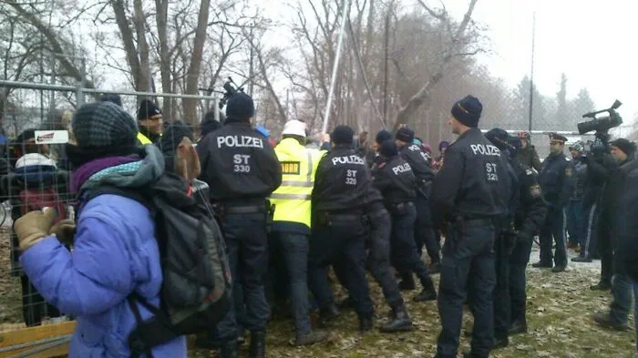 Dutzende Mitarbeiter einer Security-Firma und Polizeikräfte kesseln die Demonstranten ein.