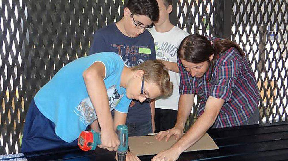 Die Schüler haben gemeinsam mit der ungarischen Partnerschule eine thermische Solaranlage gebaut