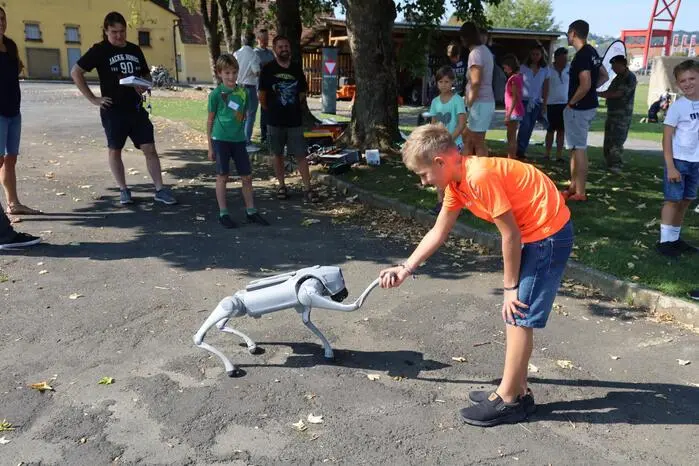 Eine Attraktion war der Computerhund, der Hände schüttelte.