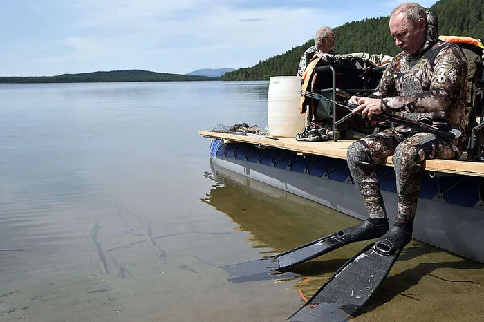 Putin bereitet sich vor auf fette Beute - im See und vermutlich auch mit der Aussicht auf die positive Wirkung der Bilder auf seine Landsleute.
