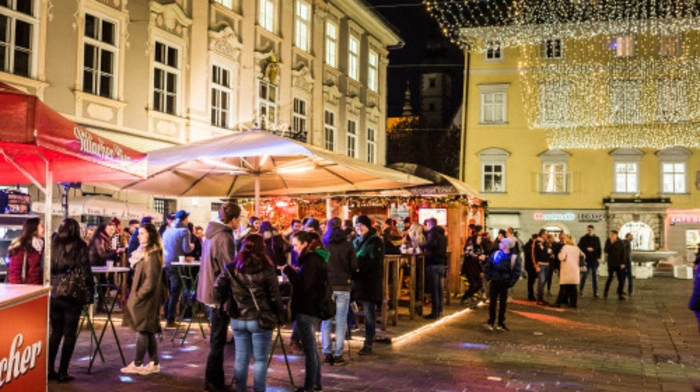 Seit 9. November erstrahlt Klagenfurt wieder im vorweihnachtlichem Glanz. Wir waren beim Glühweinopening am Alten Platz dabei.
