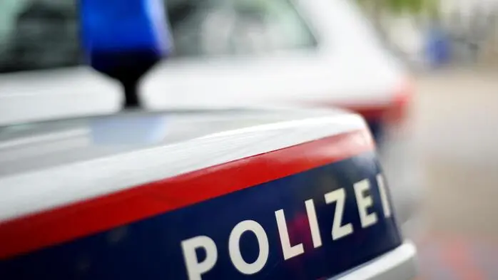 Die Aufschrift „Polizei“ auf einem Motorrad. Im Hintergrund ein Polizeiauto   | Der Motorradfahrer ist laut Polizei nicht geständig 