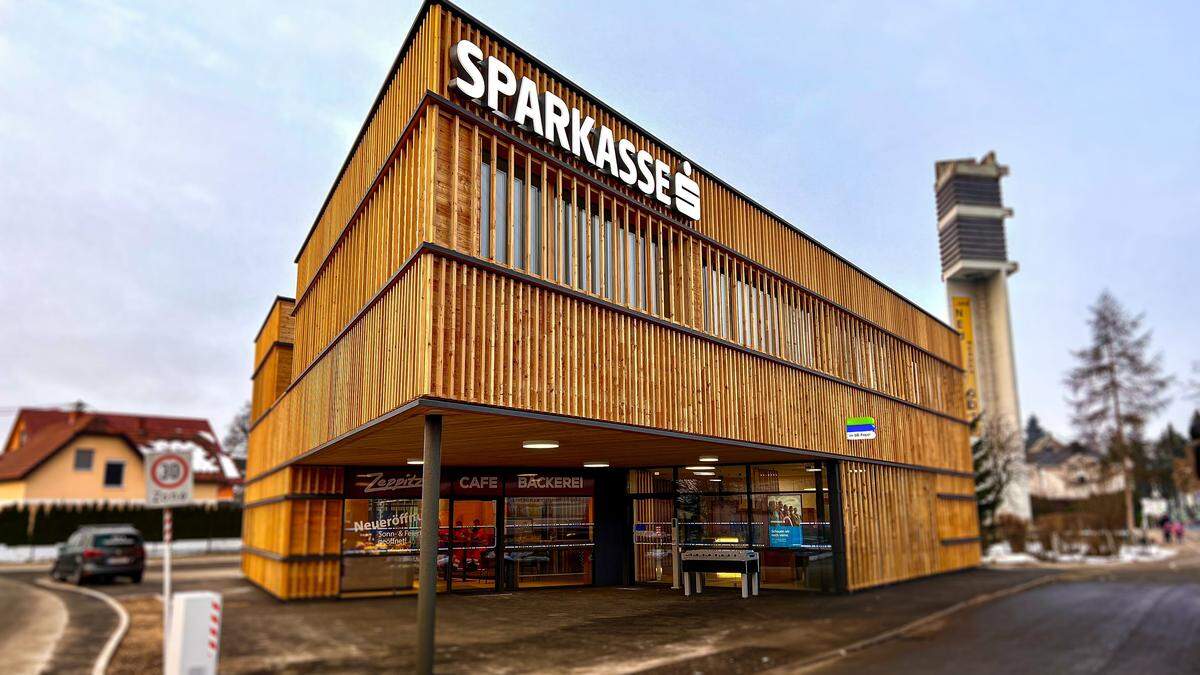 In der Pischeldorfer Straße zeigt sich der markante Neubau der Kärntner Sparkasse als echtes Highlight