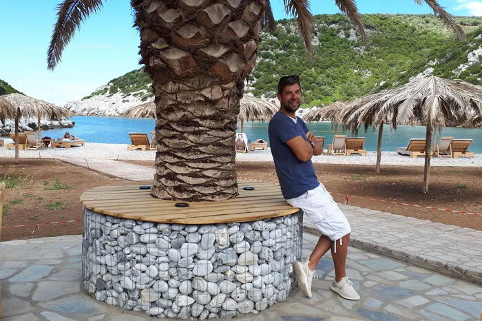 Dimitris Tasos betreibt eigentlich das Universitätscafé von Thessaloniki. In den Sommermonaten ist er in seiner Standbar am Strand von Glisteri auf Skopelos zu finden.