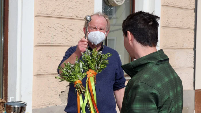 Der Pastoralassistent Martin Fischer bei der Palmsegnung am Hauptplatz in Feldkirchen.