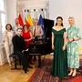Organisatorische Leiterin Gabriele Fenkart, künstlerischer Leiter Johannes Fleischmann, Pianist Laurynas Kanevičius, Althofens Vizebürgermeisterin Doris Hofstätter und Bürgermeister Walter Zemrosser, Sopranistin Natalia Pacheco Guerrero und Landeshauptfrau-Stellvertreterin Gaby Schaunig